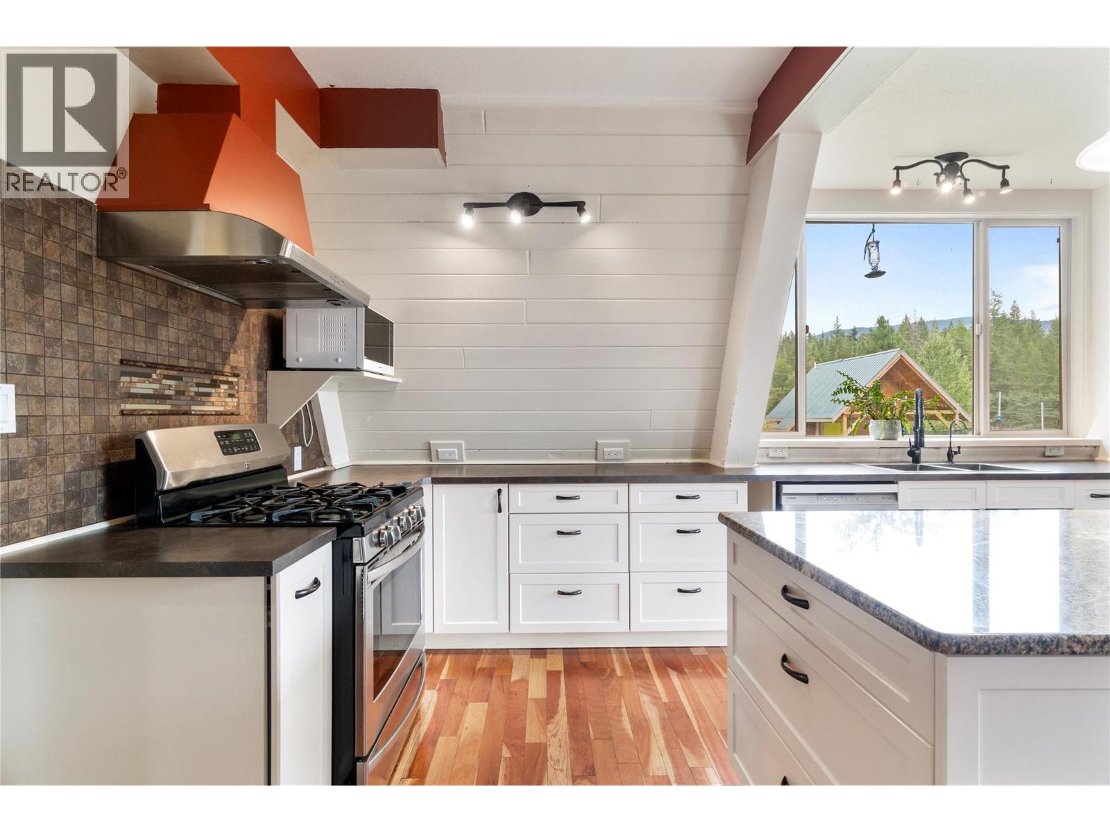 6551 40 Street Nw, Salmon Arm, British Columbia V1E 3A5 - Photo 9 - 10359791