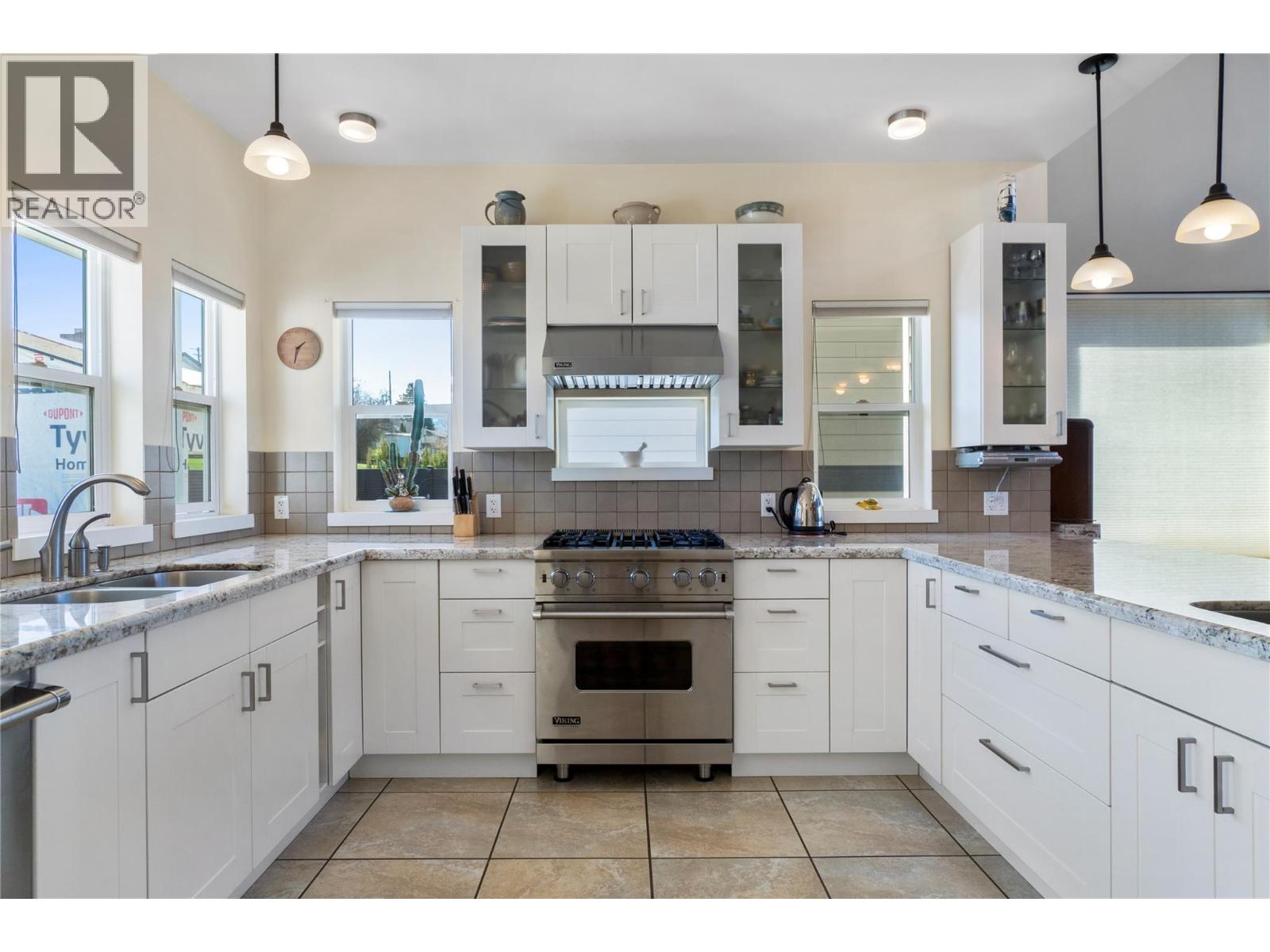 1050 9 Avenue Ne, Salmon Arm, British Columbia  V1E 4A8 - Photo 14 - 10383100