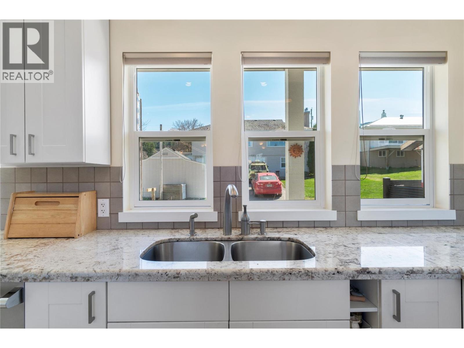 1050 9 Avenue Ne, Salmon Arm, British Columbia  V1E 4A8 - Photo 15 - 10383100