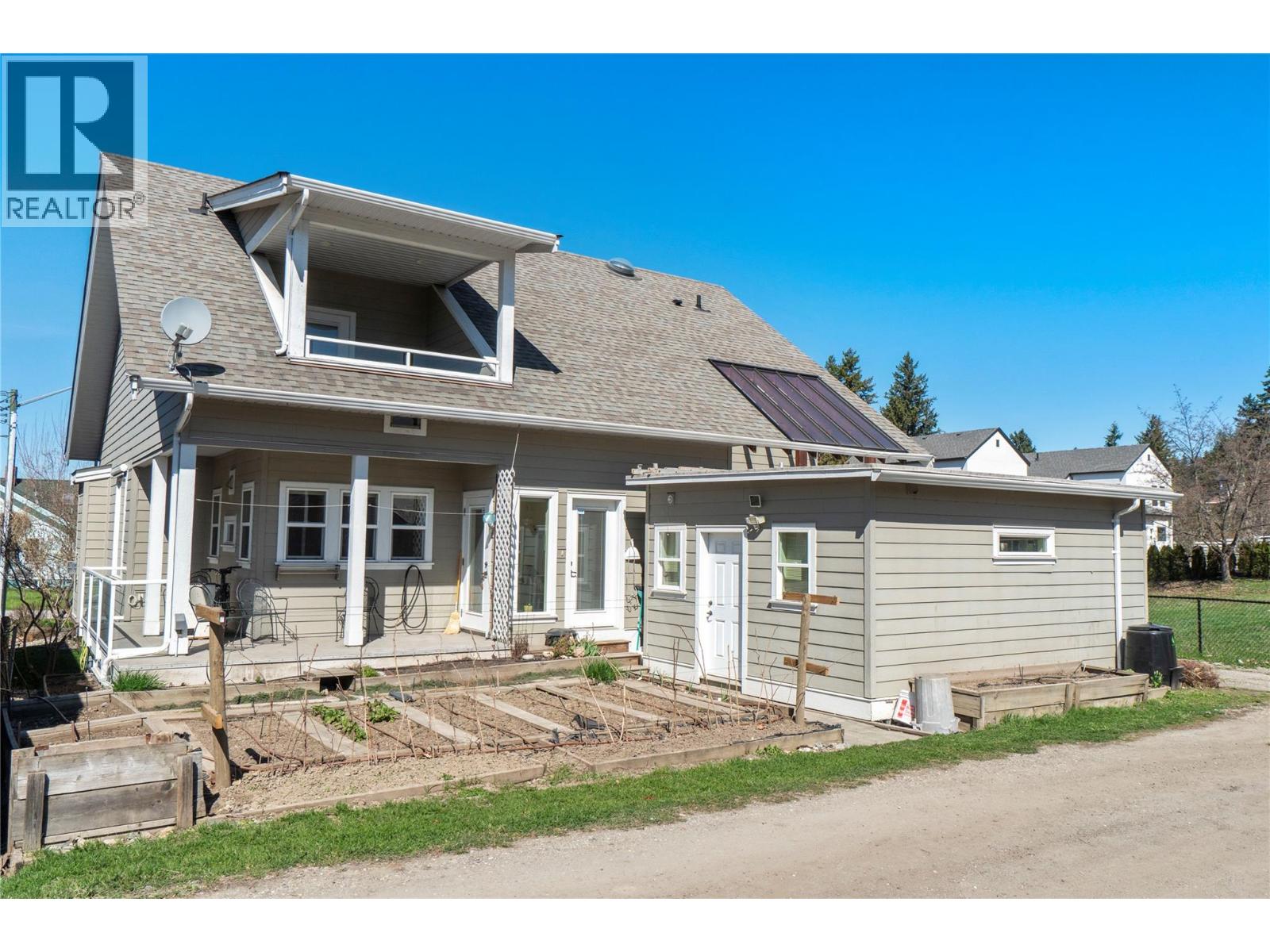 1050 9 Avenue Ne, Salmon Arm, British Columbia  V1E 4A8 - Photo 3 - 10383100