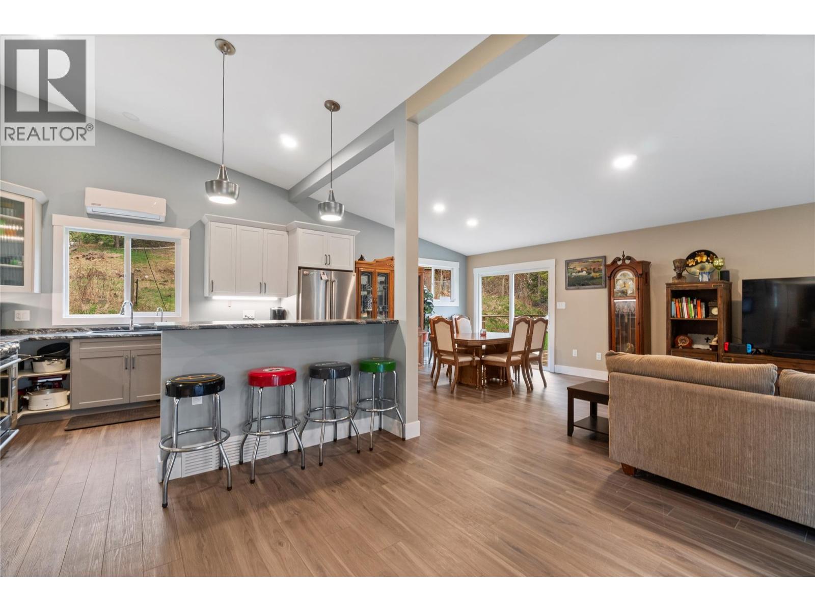 719 Abbington Lane, Tappen, British Columbia  V0E 2X3 - Photo 6 - 10383222