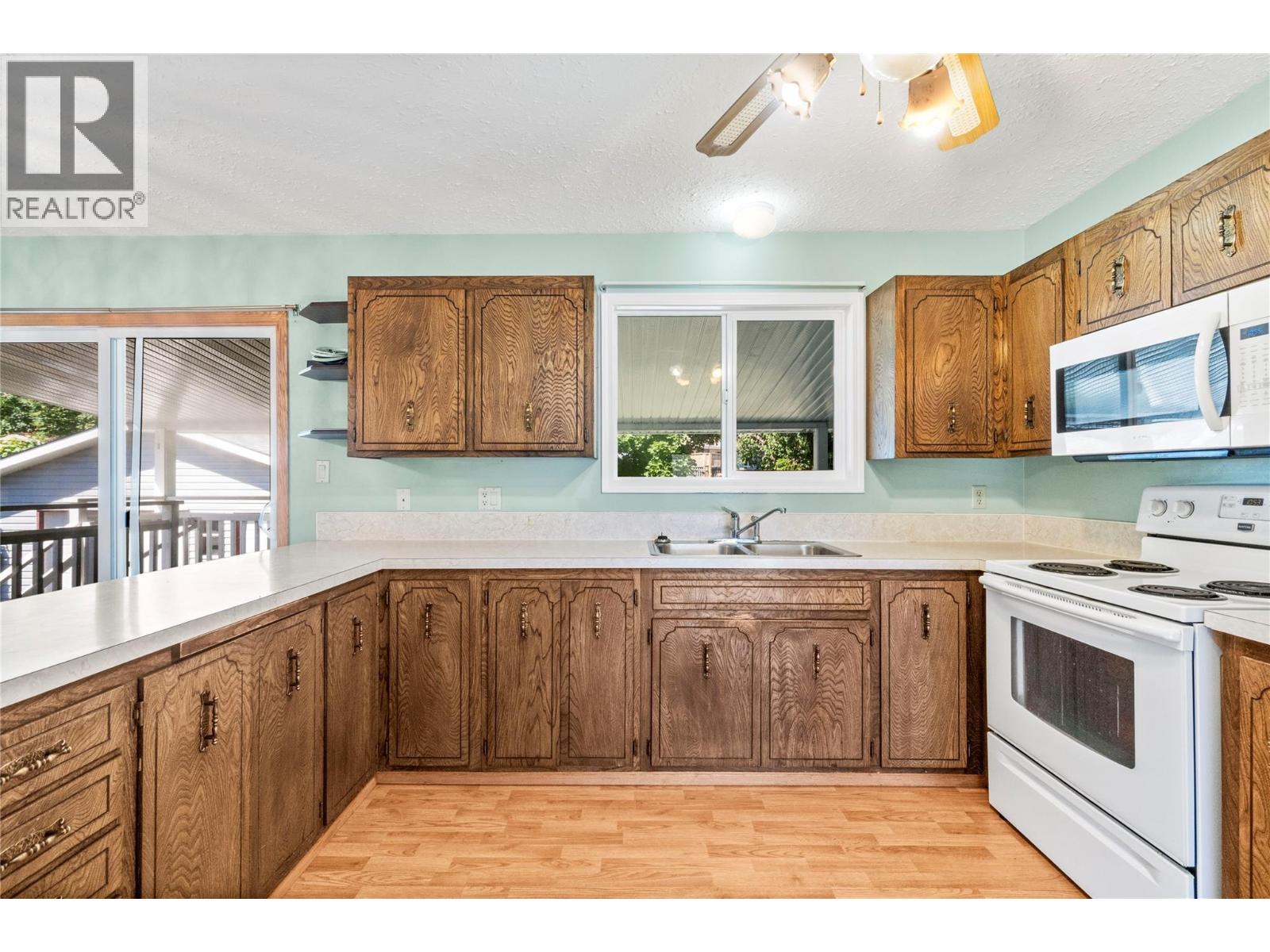 851 26 Street Se, Salmon Arm, British Columbia V1E 2H6 - Photo 4 - 10389410