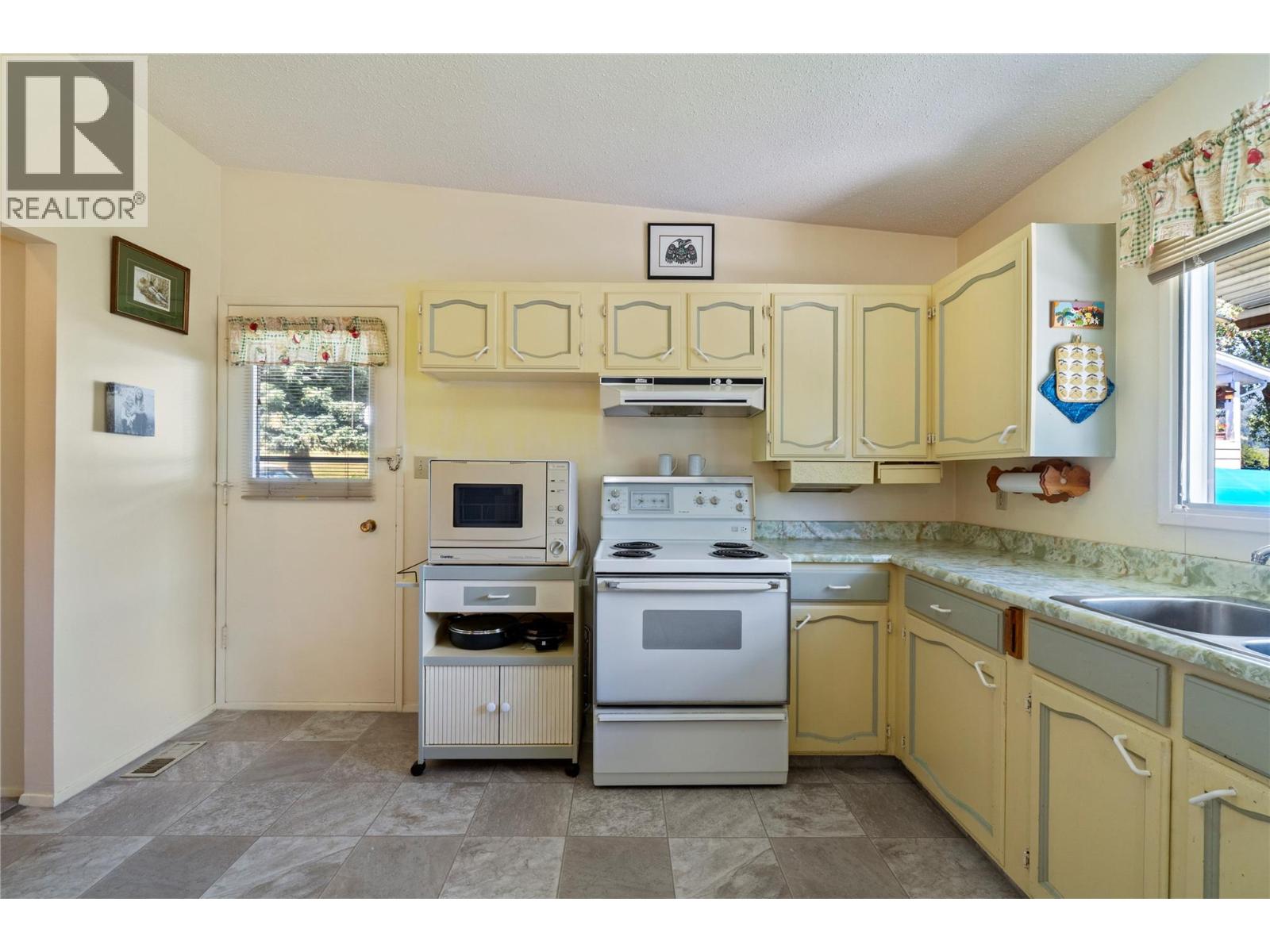 1730 36 Street Ne, Salmon Arm, British Columbia V1E 2Z1 - Photo 5 - 10392172