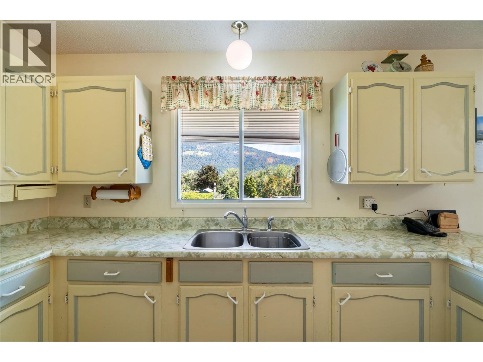 1730 36 Street Ne, Salmon Arm, British Columbia V1E 2Z1 - Photo 6 - 10392172