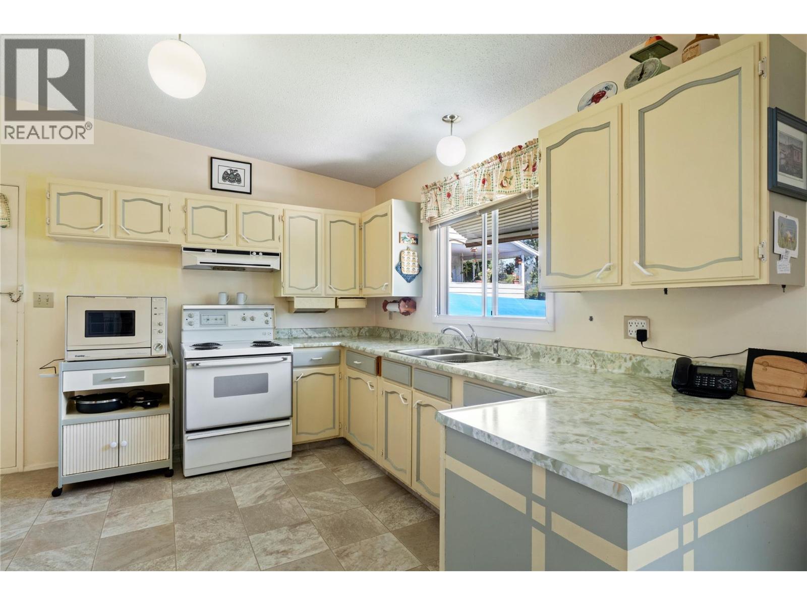 1730 36 Street Ne, Salmon Arm, British Columbia V1E 2Z1 - Photo 7 - 10392172