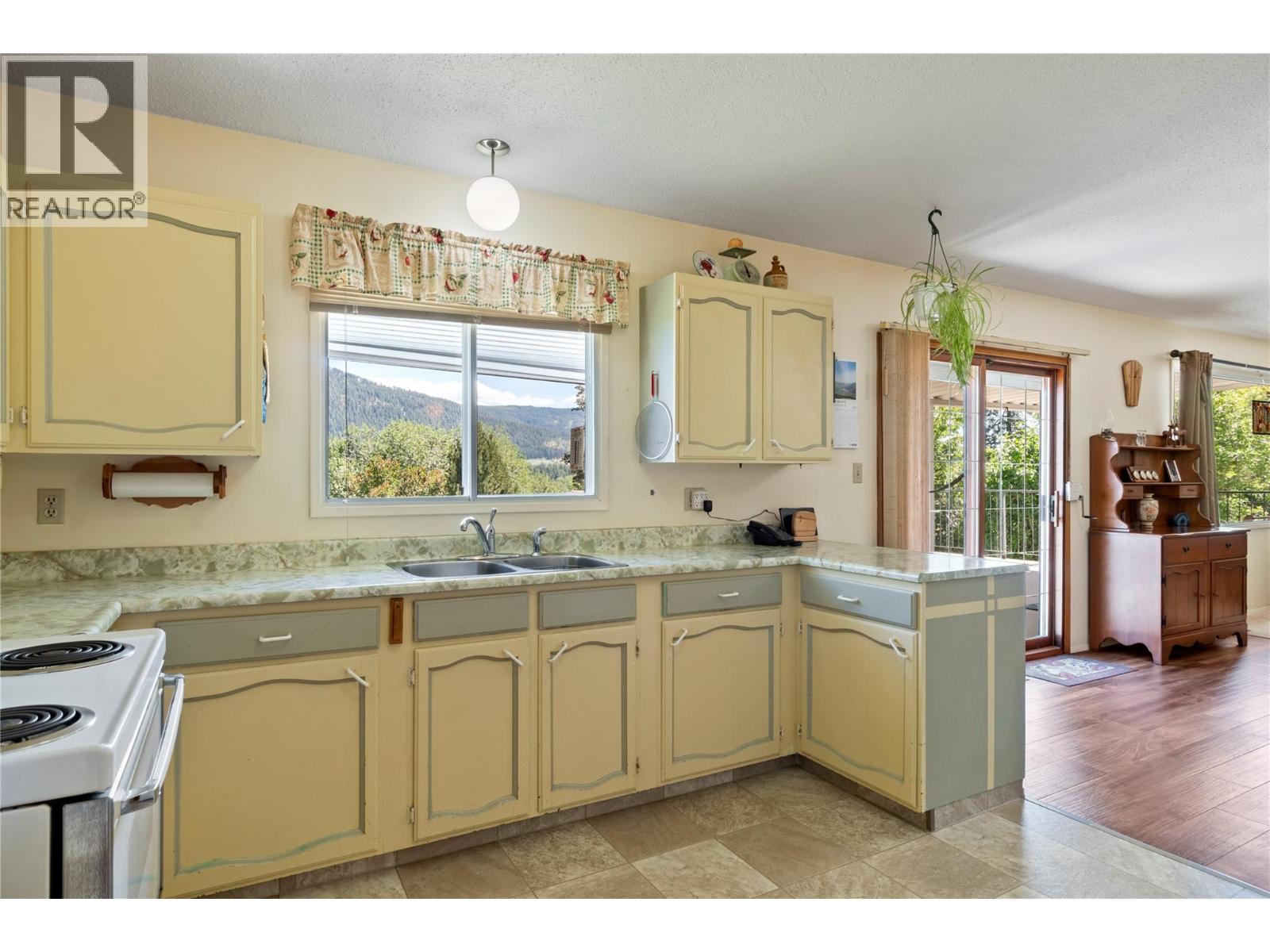 1730 36 Street Ne, Salmon Arm, British Columbia V1E 2Z1 - Photo 8 - 10392172