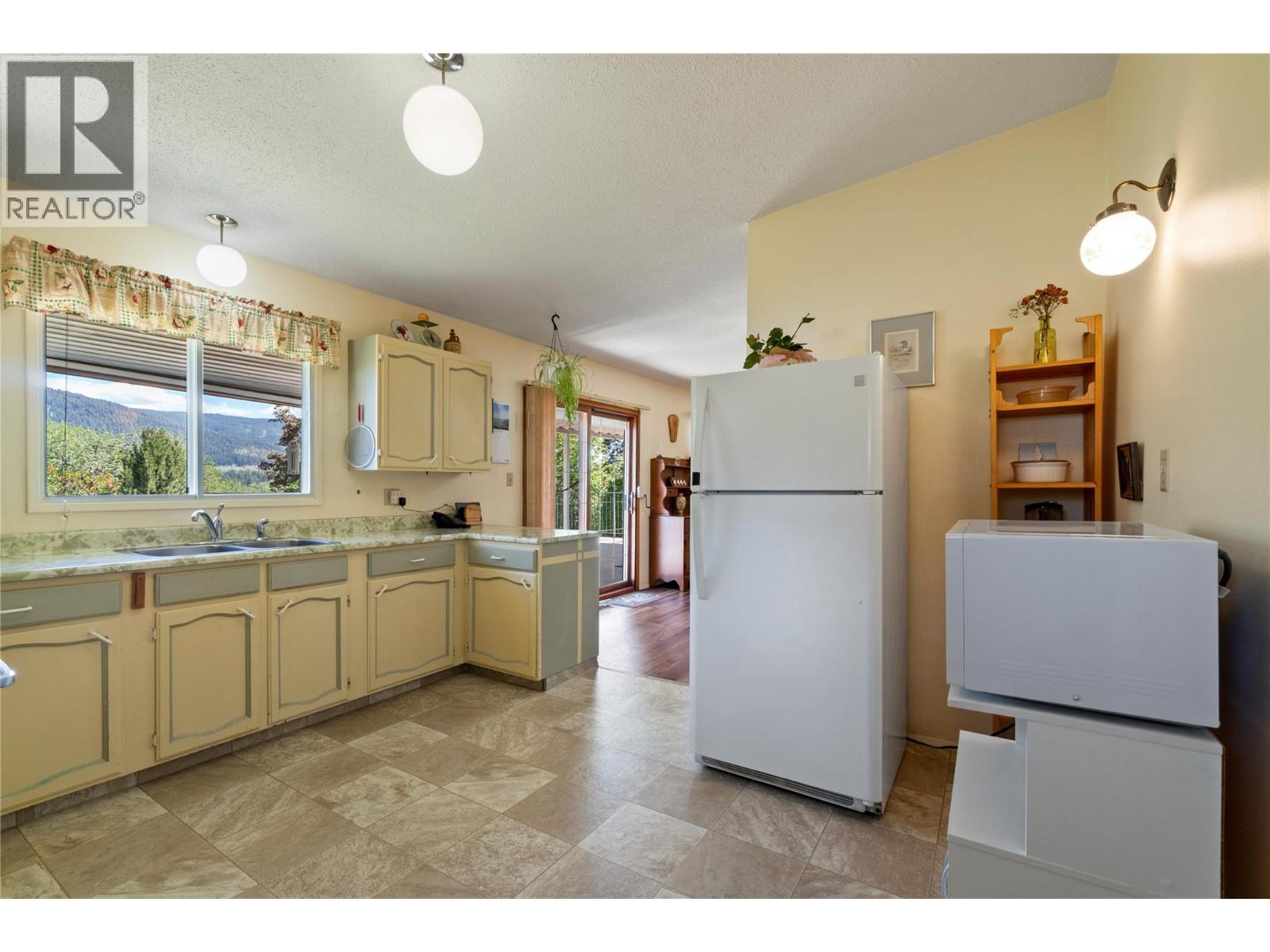 1730 36 Street Ne, Salmon Arm, British Columbia V1E 2Z1 - Photo 9 - 10392172
