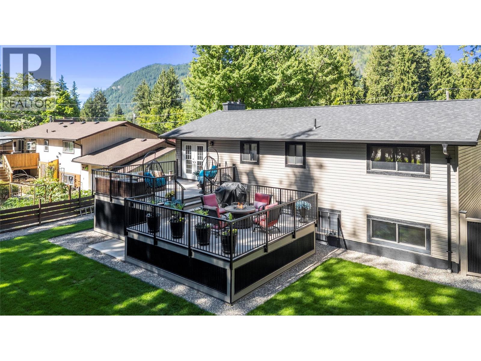 713 Hemlock Crescent, Sicamous, British Columbia  V0E 2V1 - Photo 2 - 10392431