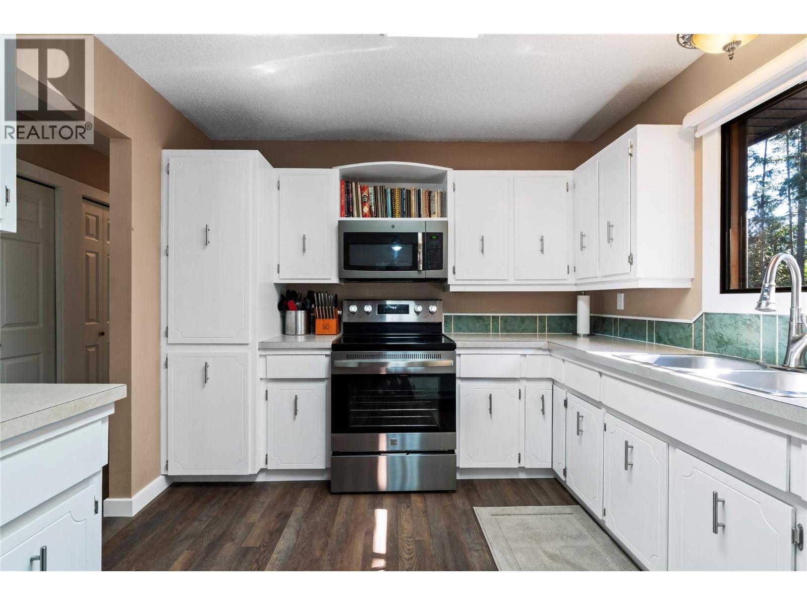 713 Hemlock Crescent, Sicamous, British Columbia  V0E 2V1 - Photo 5 - 10392431