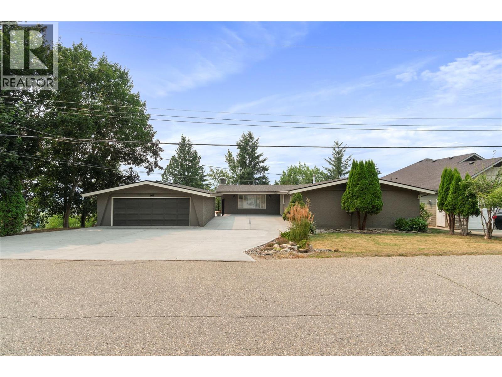 1961 16 Street Ne, Salmon Arm, British Columbia V1E 3Z8 - Photo 1 - 10395440