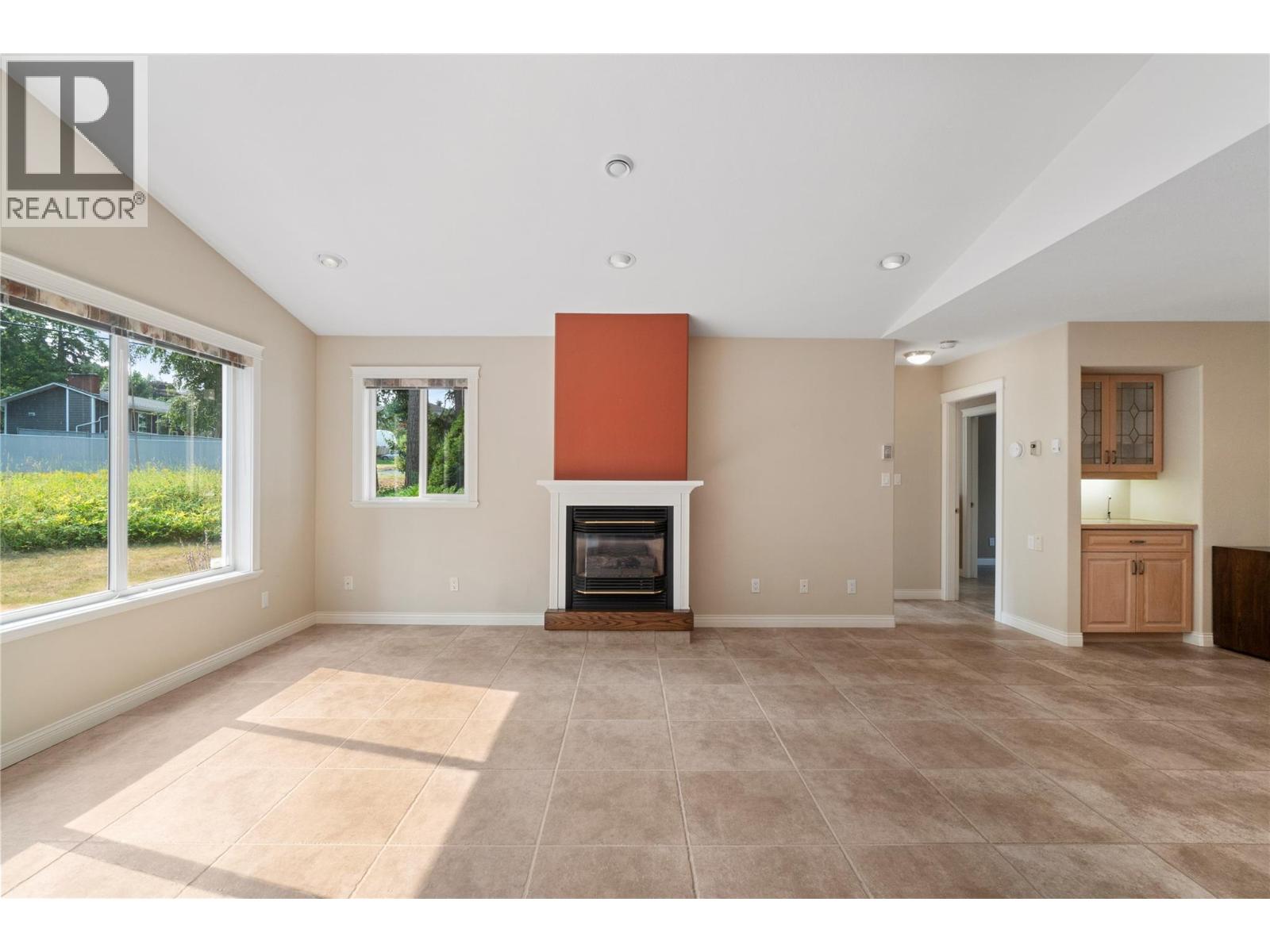 151 25 Street Ne, Salmon Arm, British Columbia V1E 2A8 - Photo 6 - 10396098